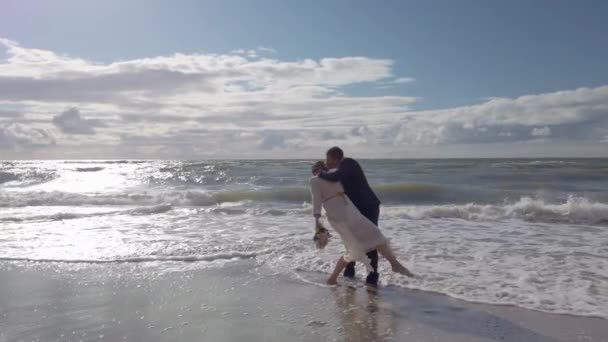 新郎新娘在海滩亲吻快乐 — 图库视频影像