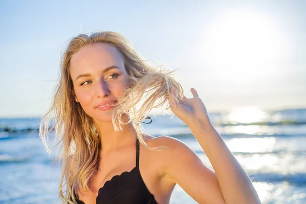 Affascinante donna in bikini sulla spiaggia — Foto Stock