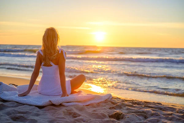 Mulher calma na praia durante o pôr do sol — Fotografia de Stock