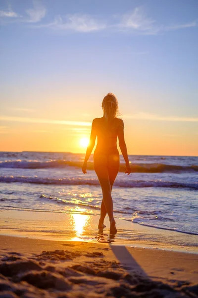 Utazó nő bikiniben a strandon — Stock Fotó