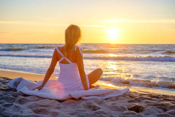 Calm woman on beach during sundown — Stock Photo, Image