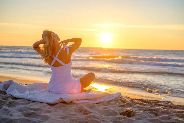 Mulher calma na praia durante o pôr do sol — Fotografia de Stock