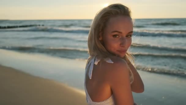 Sensuele jonge vrouw genieten van zomeravond op het strand — Stockvideo