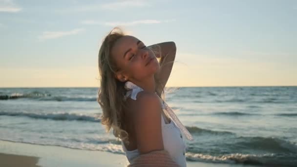 Érzéki fiatal nő élvezi nyári este a strandon — Stock videók