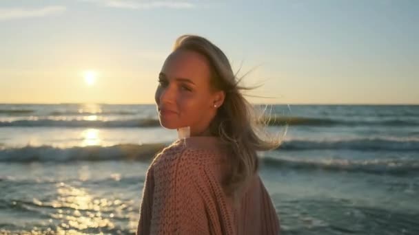 Gyengéd fiatal nő élvezi naplemente a tenger közelében — Stock videók