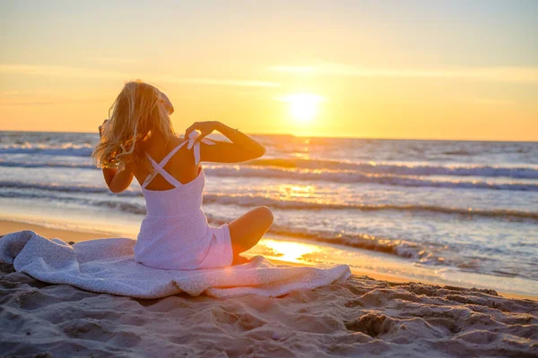 Mulher calma na praia durante o pôr do sol — Fotografia de Stock