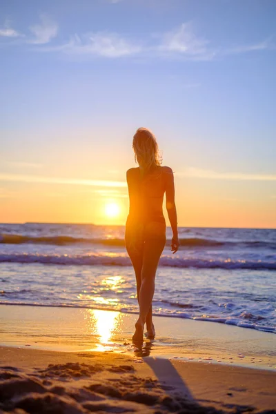 Mulher viajante de biquíni na praia — Fotografia de Stock