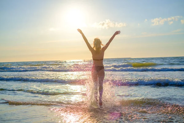 Mulher feliz no mar acenando — Fotografia de Stock