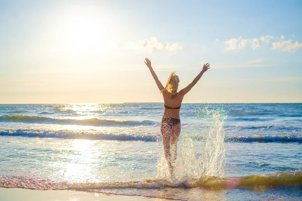 Mulher feliz no mar acenando — Fotografia de Stock