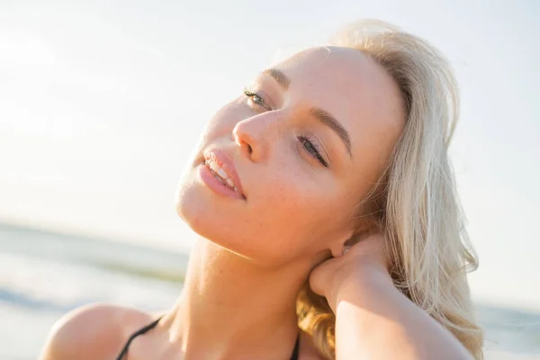 Lächelnde Frau im Bikini am Meer — Stockfoto