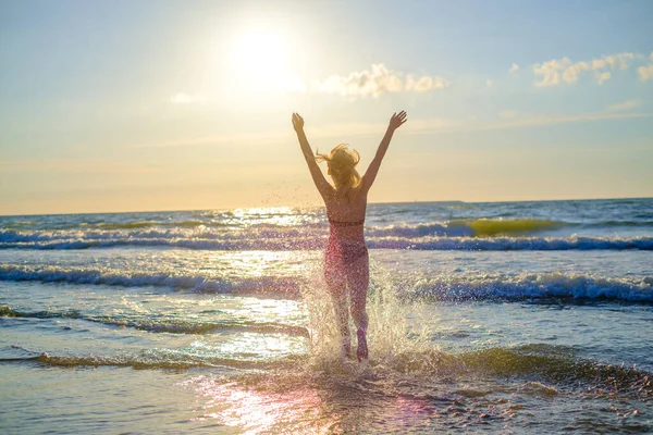Šťastná žena v vlnícím se moři — Stock fotografie