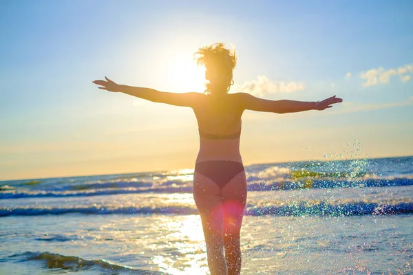 Mulher feliz no mar acenando — Fotografia de Stock