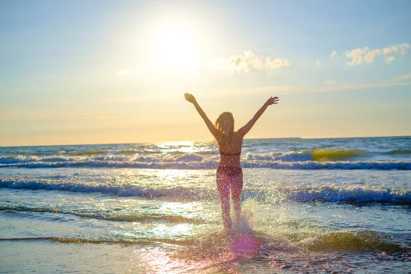Šťastná žena v vlnícím se moři — Stock fotografie