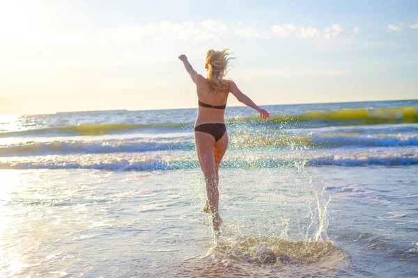 Mulher feliz no mar acenando — Fotografia de Stock