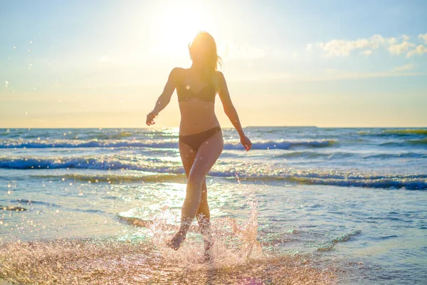 Mulher feliz no mar acenando — Fotografia de Stock