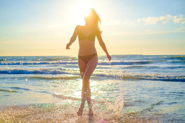 Mulher feliz no mar acenando — Fotografia de Stock