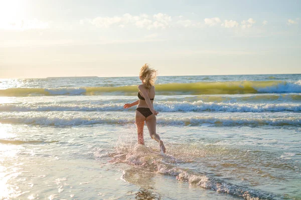 Mulher feliz no mar acenando — Fotografia de Stock