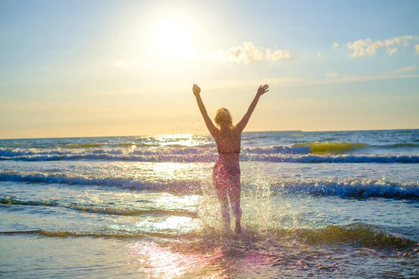 Mulher feliz no mar acenando — Fotografia de Stock