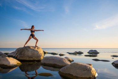 Gün batımında uzanan ince dişiler.
