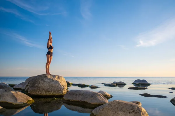 Mujer de pie en la orilla del mar en pose de montaña — Foto de Stock