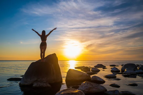 Mulher irreconhecível desfrutando de liberdade durante o pôr do sol — Fotografia de Stock