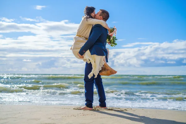 Felice sposa e sposo abbraccio sulla spiaggia — Foto Stock