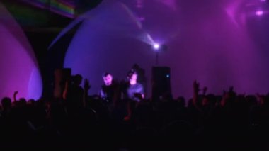 Parti sırasında DJ 'ler kalabalığı birbirine çekiyor