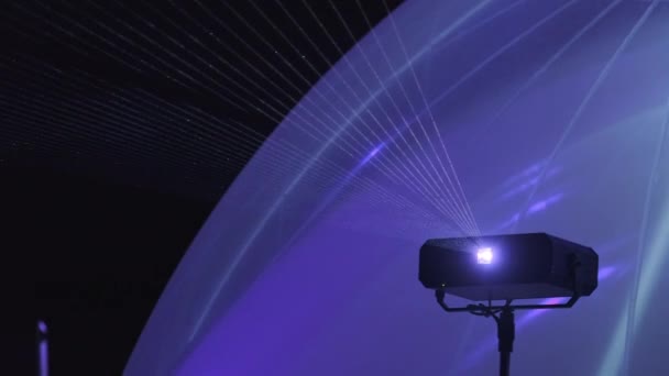 Projecteur laser léger brillant dans une boîte de nuit — Video