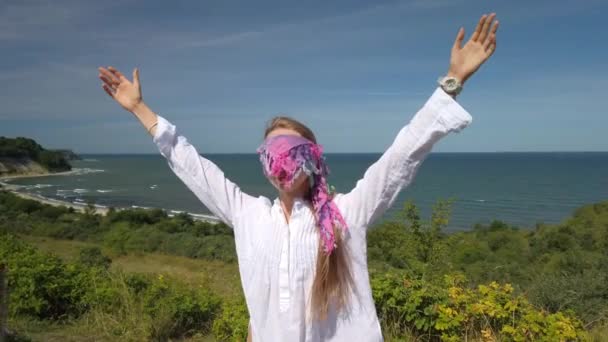 Femeile aflate la ochi se bucură de libertate în natură — Videoclip de stoc