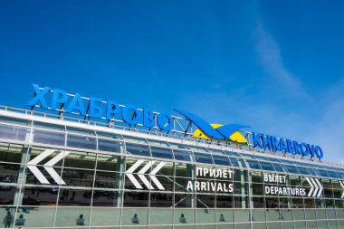 Modern havaalanı binasının dışı.