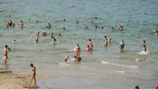 Gente divirtiéndose en el mar — Vídeo de stock