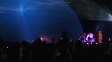 Parti sırasında kalabalık içinde dans eden adam.