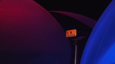 Gece kulübünde parlayan hafif lazer projektörü.