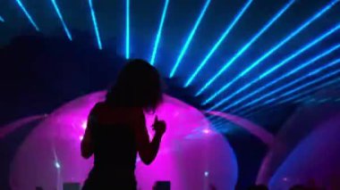 Parti boyunca tanınmayan kadın dansı