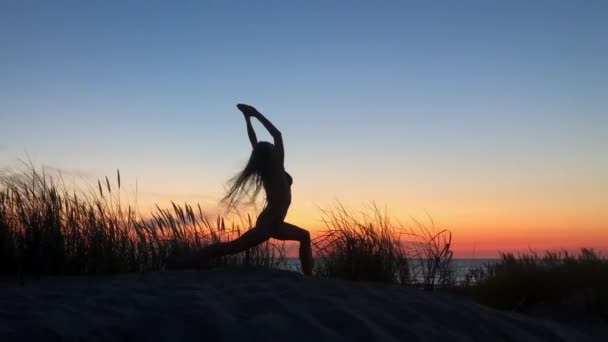 Anonieme vrouw doet yoga tijdens zonsondergang — Stockvideo