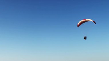 Gökyüzünde paraşütle uçan anonim kişi