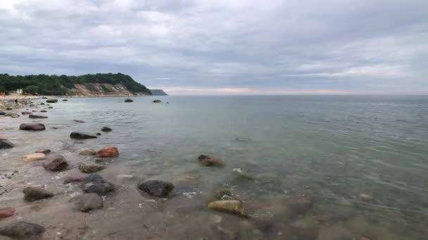 Morze faluje w pochmurny dzień — Wideo stockowe