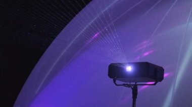 Gece kulübünde parlayan hafif lazer projektörü.