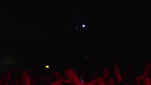 Színes fények alatt táncoló tömeg a nightclubban — Stock videók