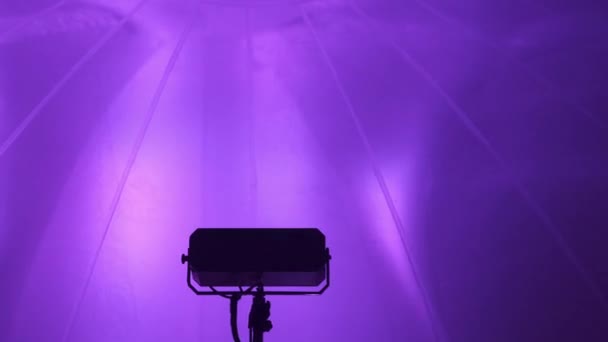Cahaya proyektor laser bersinar di klub malam — Stok Video