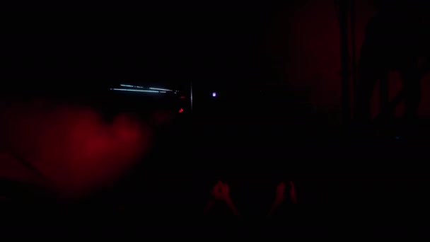 Multitud bailando bajo luces de colores en discoteca — Vídeos de Stock