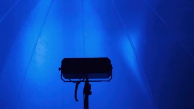 Gece kulübünde parlayan hafif lazer projektörü.