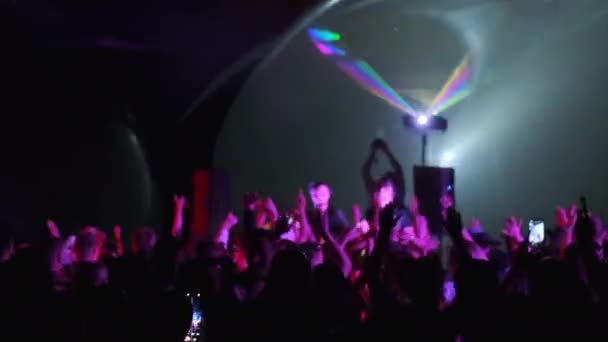 Tłum i DJ-i tańczą podczas imprezy — Wideo stockowe