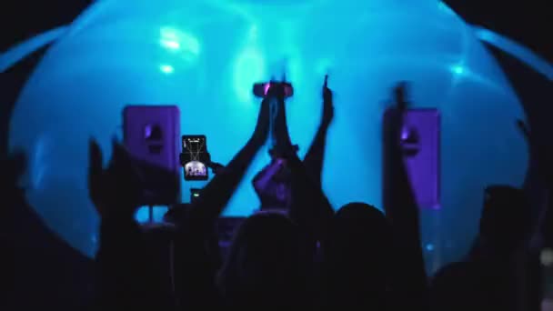 DJ maschio che mescola musica in discoteca — Video Stock