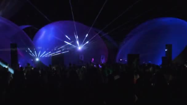Luzes laser brilhando sobre a multidão dançando — Vídeo de Stock