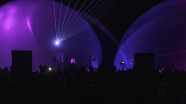 Światła laserowe świecące nad tańczącym tłumem — Wideo stockowe