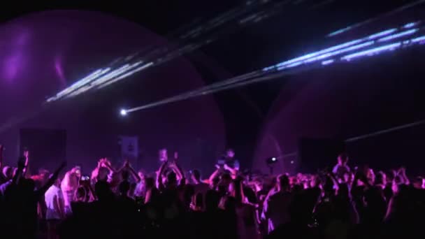 Luzes laser brilhando sobre a multidão dançando — Vídeo de Stock