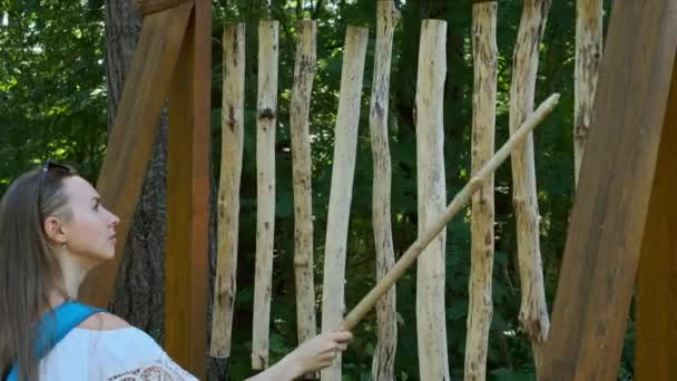 Mujer tocando música en palos de madera — Vídeo de stock