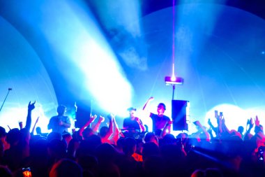 Parti sırasında DJ 'ler kalabalığı birbirine çekiyor