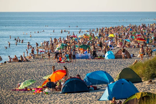 Overvolle strand op zomerdag — Stockfoto